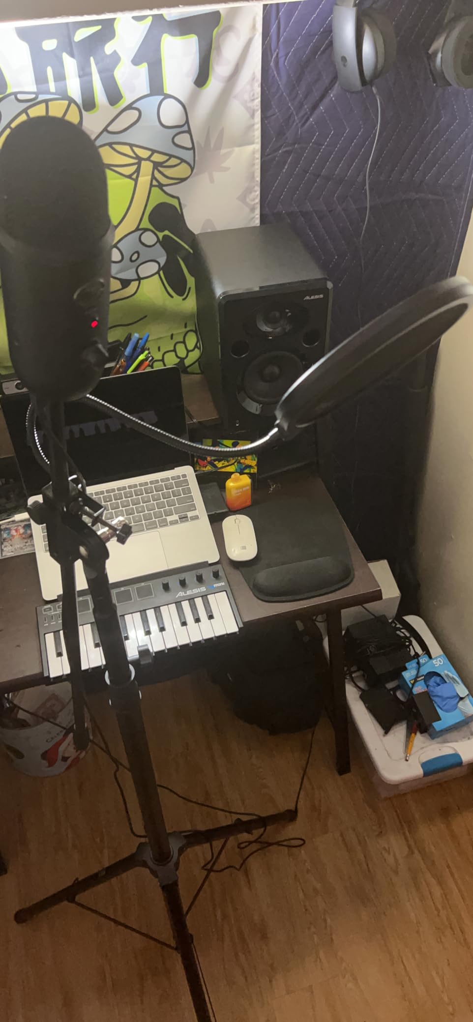 Pyle Heavy Duty Microphone Stand-Height Adjustable from 51.2'' to 78.75'' Inch High w/Extendable Telescoping Boom Arm 29.5'' and Stable Tripod Base-Clutch in T-Bar Adjustment Point PMKS56 customer photo 1