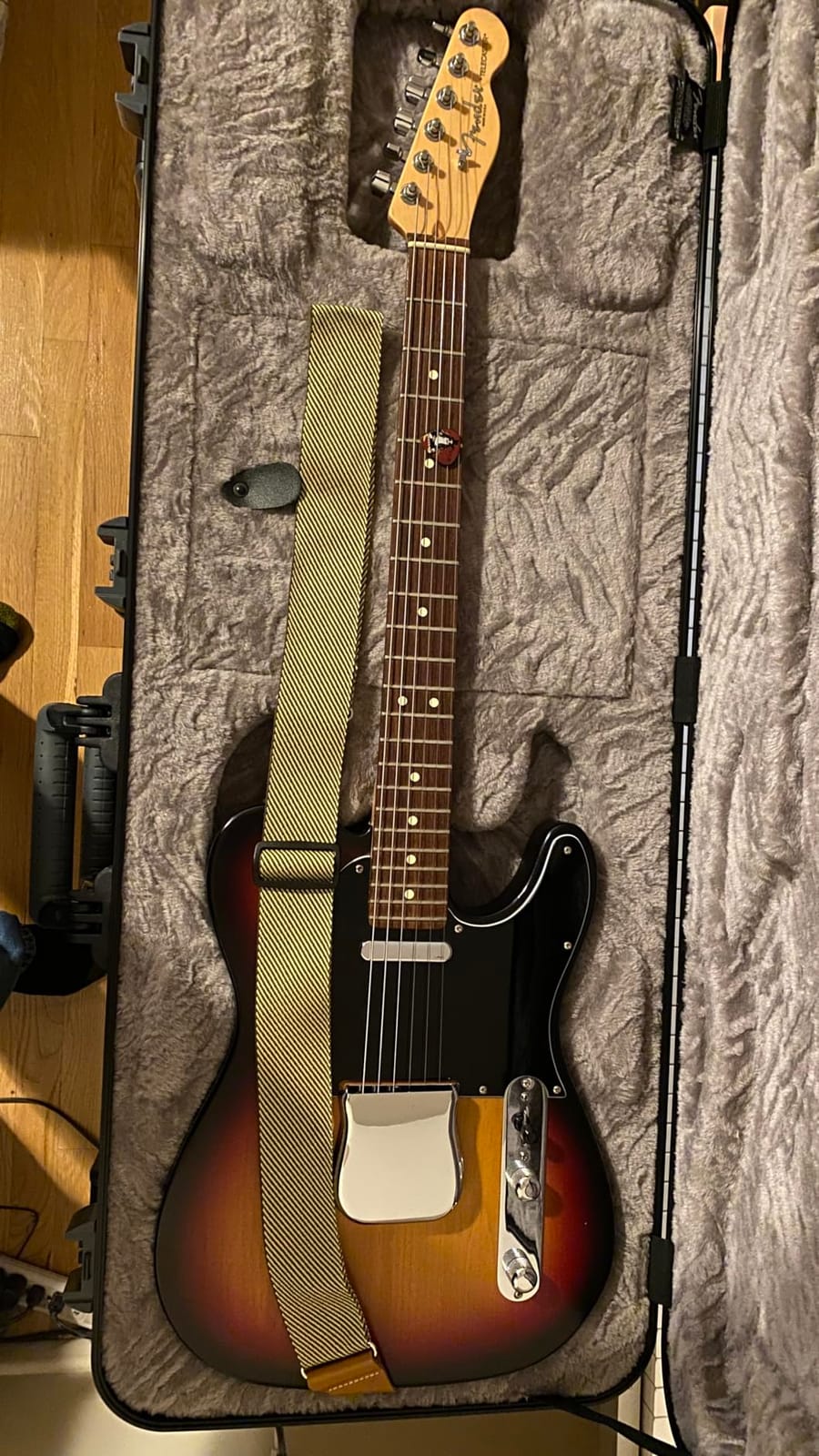 Fender Deluxe Molded Guitar Case for Stratocaster and Telecaster Electric Guitars, Military-Grade ABS Hard Shell with TSA Lock, Custom Foam Interior, Protective Travel Case, Black customer photo 2