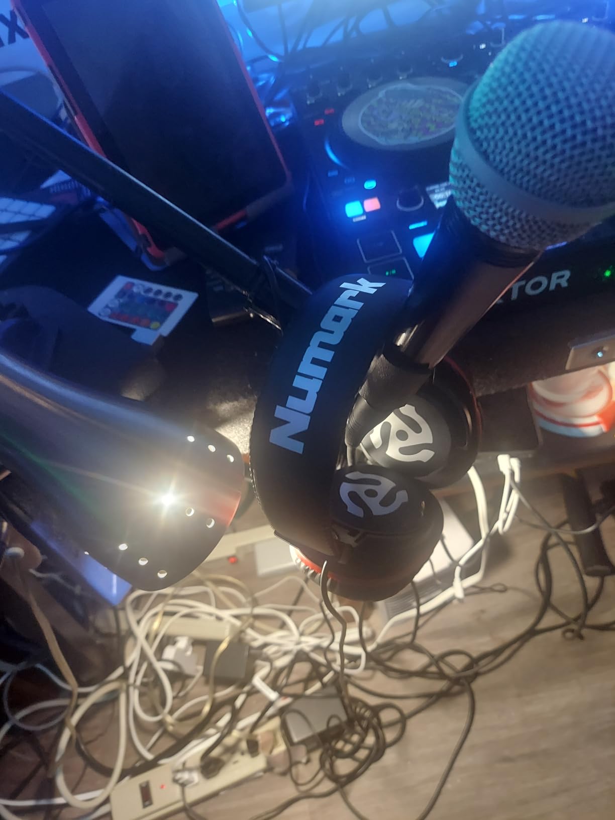Numark HF175 Closed-Back DJ Headphones customer photo 2