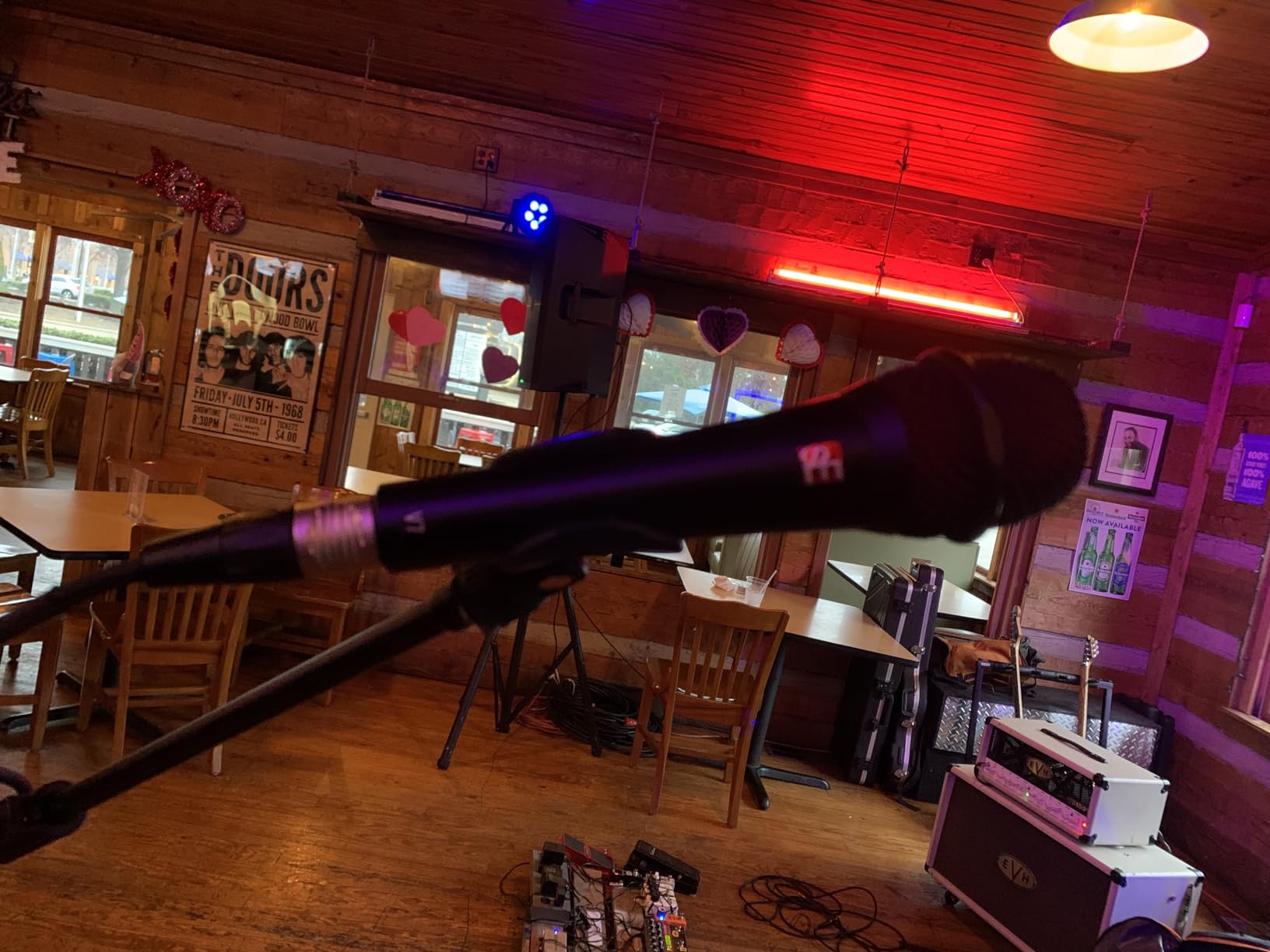 SE ELECTRONICS V7 Dynamic Microphone for Singing, Speech & Studio Recording - XLR Handheld Professional Microphone with Supercardioid Aluminum Voice Coil for Huge Gain Before Feedback - Black customer photo 1